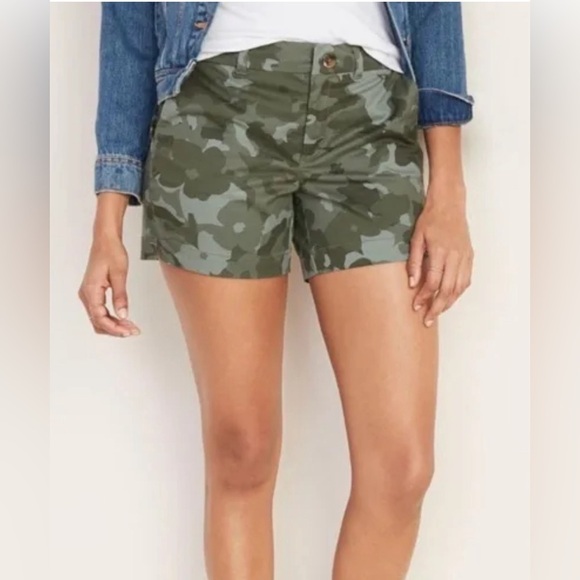 Old Navy Everyday Green Camouflage Mid-Rise Shorts. Women’s 4 - Picture 4 of 11